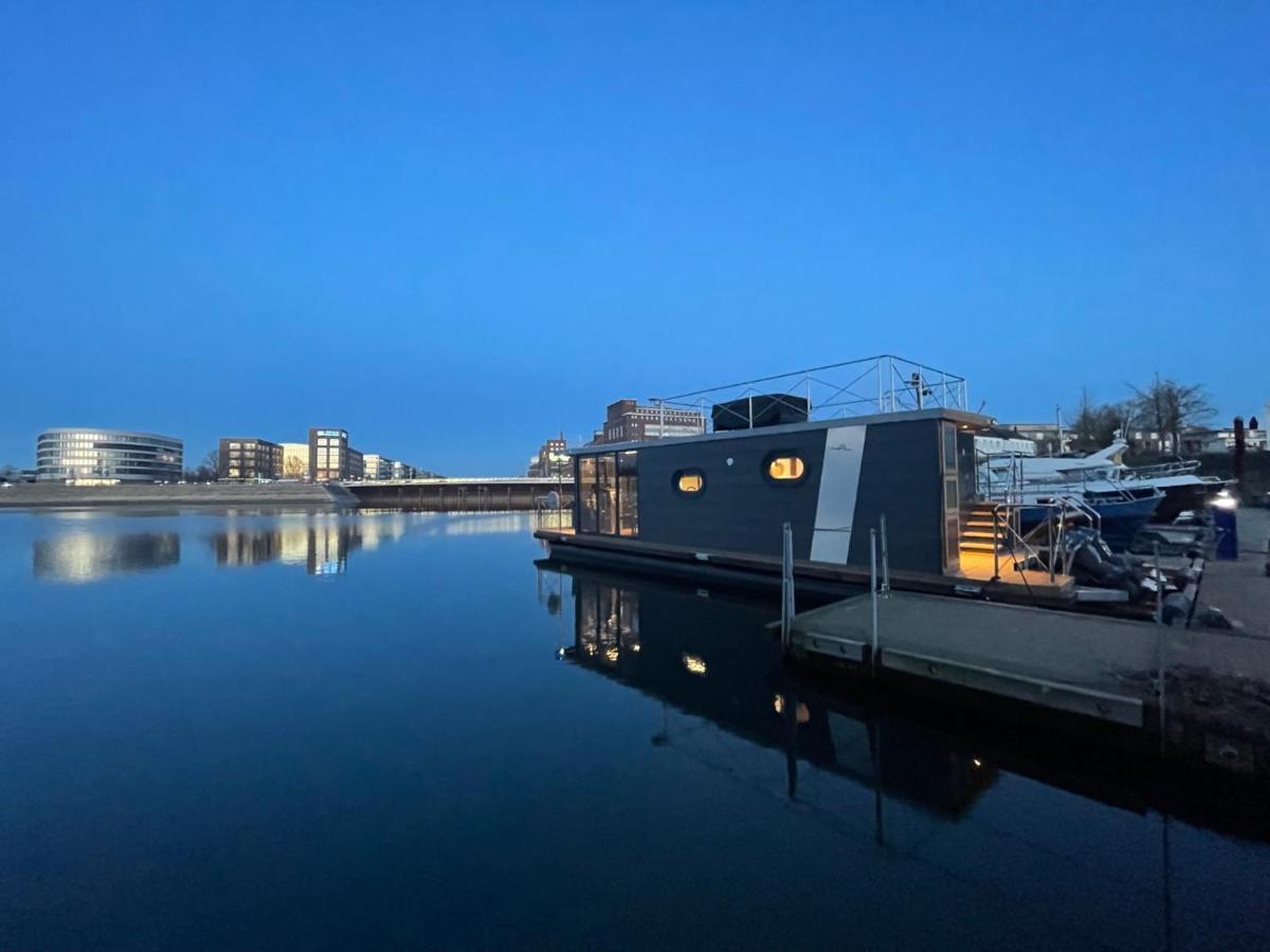 Hausboot Lore Botel *